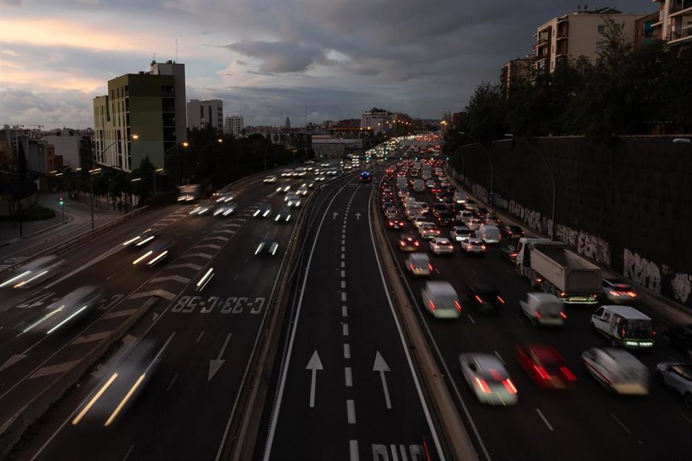 Archivo - Tráfico de entrada a la ciudad de Barcelona por la Avenida de Meridiana, desde el Puente de Sarajevo, a 12 de diciembre de 2024, en Barcelona, Catalunya (España).