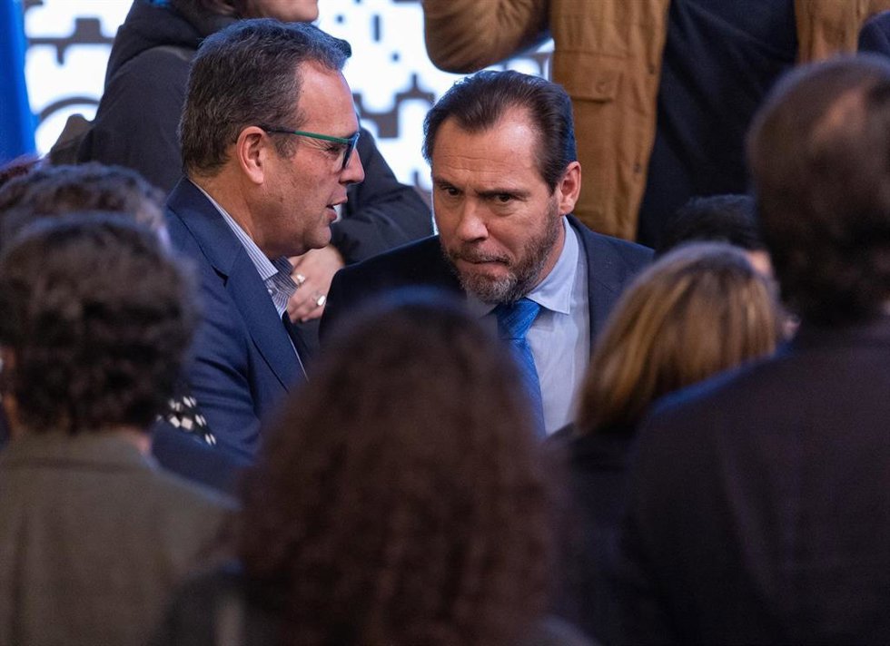 El ministro de Transporte y Movilidad Sostenible, Óscar Puente (c), durante el acto 'HispanIA 2040: cómo la inteligencia artificial mejorará nuestro futuro', en la Fundación Ramón Areces, a 20 de enero de 2025, en Madrid (España).