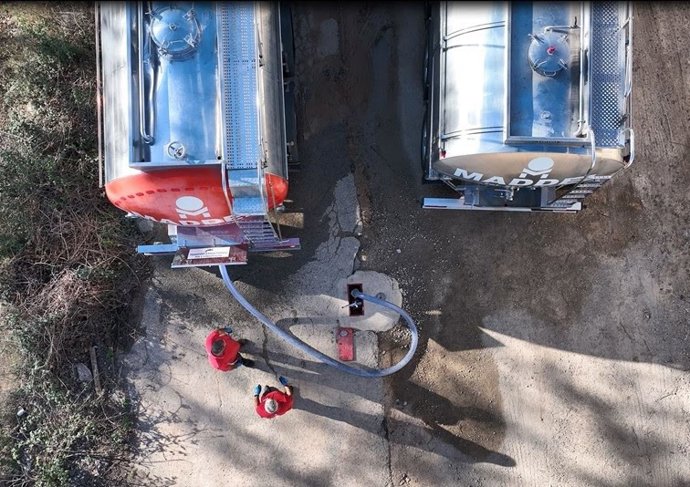 Dos camiones cisterna aportando agua en el depósito municipal