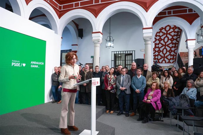 La nueva secretaria general del PSOE-A, María Jesús Montero, interviene durante su primera rueda de prensa tras ser proclamada. (Foto de archivo).