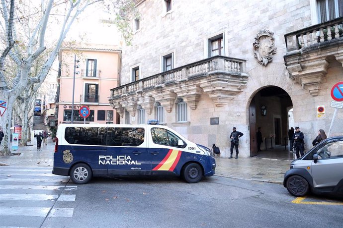 Un furgón de la Policía Nacional llega a la Audiencia Provincial de Baleares.