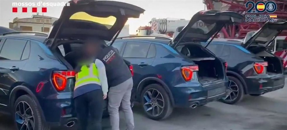 Agentes de la Policía Nacional y los Mossos d'Esquadra desarticulan una red que defraudó 800.000 euros con suscripciones fraudulentas de coches y recuperan 18 vehículos
