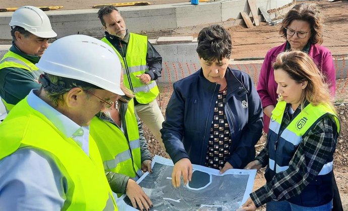La consejera de Medio Natural del Cabildo de Tenerife, Blanca Pérez, y la presidenta, Rosa Dávila, en una visita a Buenavista para conocer el sistema de depuración