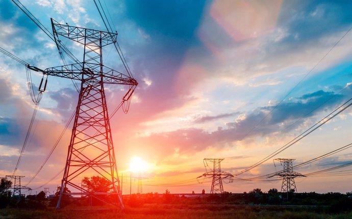 La luz podría alcanzar los 130 euros el megavatio hora ante la potencial caída de importaciones de gas y un clima más frío de lo normal, según Tempos Energía.