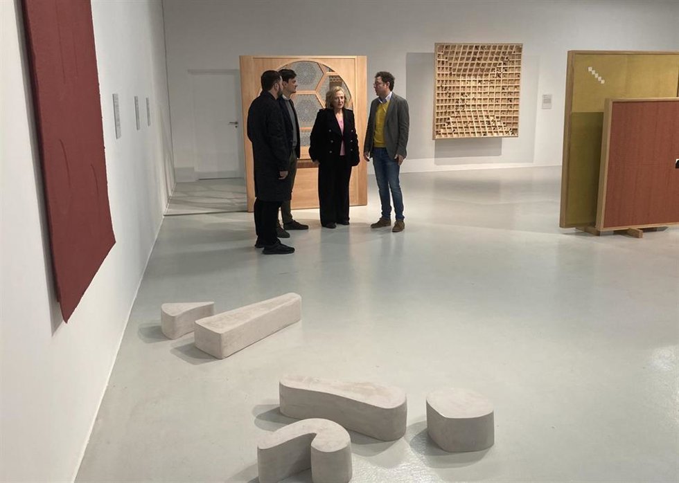 El director general del Instituto de las Industrias Culturales y las Artes, Manuel Cebrián, visitó hoy la exposición 'Poesía de La Alhambra'.