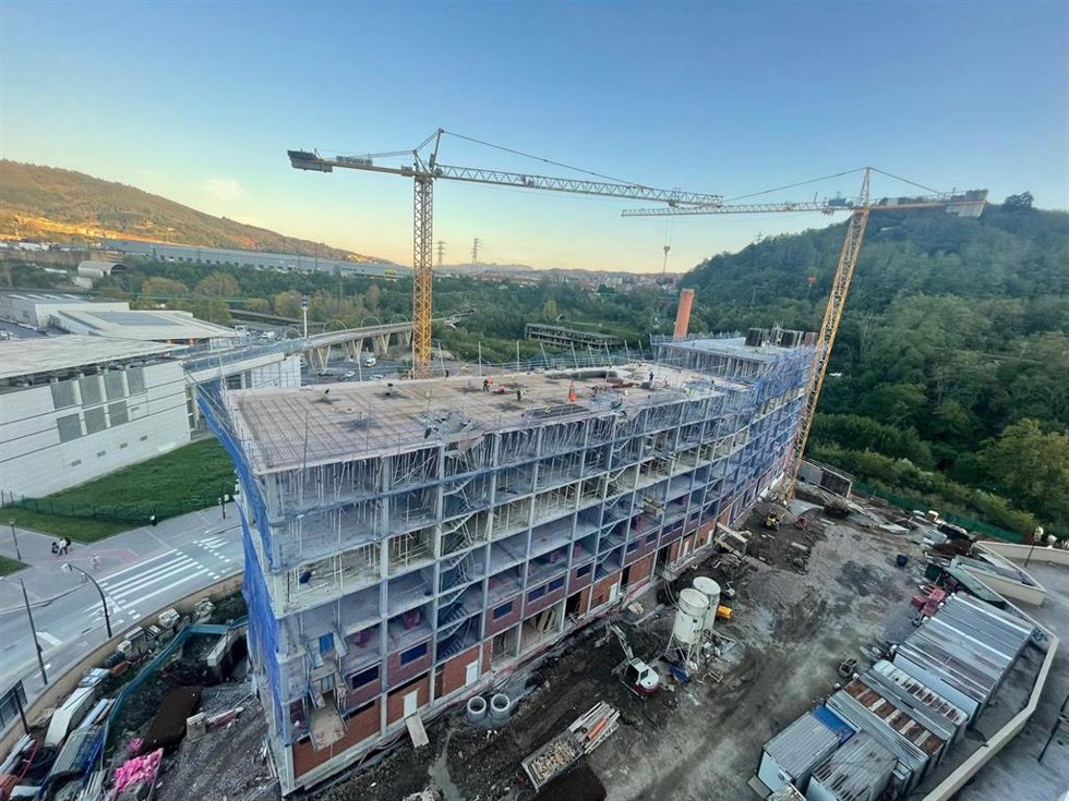 Archivo - Edificio de viviendas en construcción en Bolueta, Bilbao