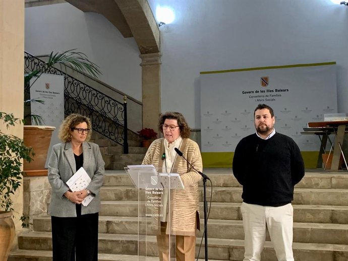 La consellera de Familias y Asuntos Sociales, Catalina Cirer, en la presentación de la encuesta de la juventud de Baleares.