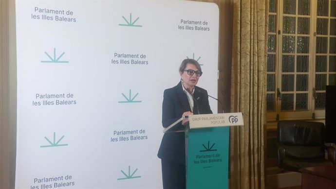 La portavoz adjunta del PP en el Parlament, Marga Durán, comparece en rueda de prensa.