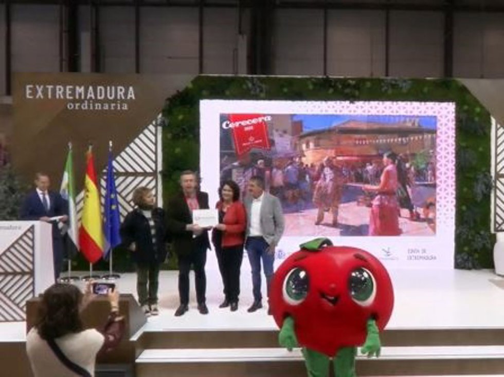 Sorpodevaje presenta en fitur la fiesta de la cerecera y su mascota, Cerecina.