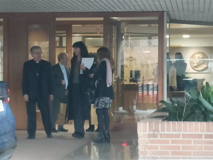 La ministra Ana Redondo junto al presidente de la CEE, Luis Argüello, en la sede de la CEE.