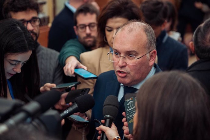 El portavoz del PP en el Congreso, Miguel Tellado, atiende a los medios antes de una sesión plenaria extraordinaria, en el Congreso de los Diputados, a 22 de enero de 2025, en Madrid (España). El Congreso celebra el primer pleno del año, de manera extraor