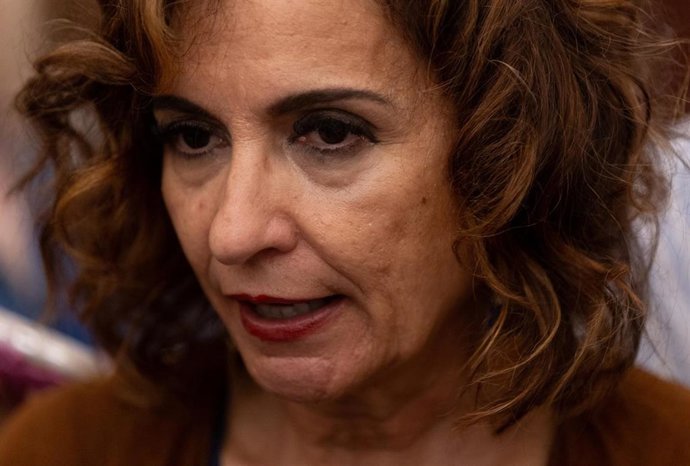 Archivo - La vicepresidenta primera y ministra de Hacienda, María Jesús Montero.