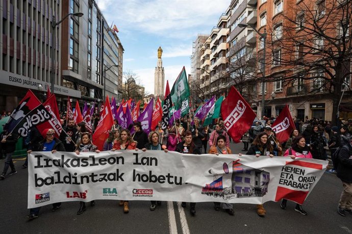 Manifestación convocada por los sindicatos LAB, Steilas, ELA y CCOO, que han cifrado en más de un 75% el seguimiento de la primera jornada de huelga en la enseñanza púbica no universitaria