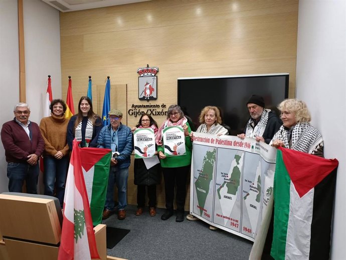 Rueda de prensa, en el Ayuntamiento de Gijón, de la Plataforma Asturias con Palestina, acompañados de de los portavoces del PSOE y Podemos, Luis Manuel Flórez 'Floro' y Olaya Suárez, respectivamente, y de la edil de IU, Noelia Ordieres.