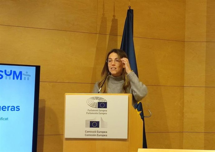 La jefa del área educativa de Verificat, Cristina Figueras, presenta los resultados del proyecto europeo 'SUM: la red de voluntarios sénior contra la desinformación' en la Oficina de la Comisión Europea en Barcelona.