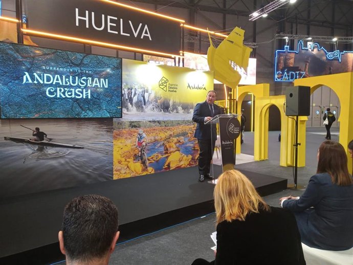 El presidente de la Diputación de Huelva, David Toscano, en el stand de la Agencia Destino Huelva.