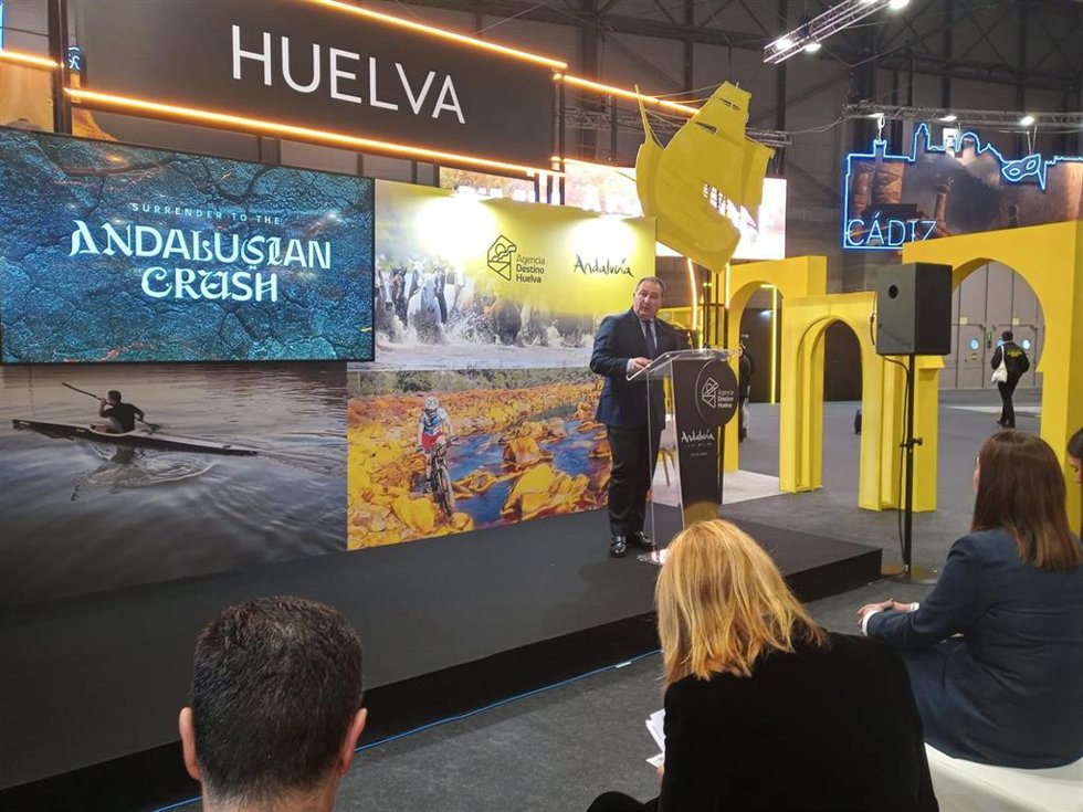 El presidente de la Diputación de Huelva, David Toscano, en el stand de la Agencia Destino Huelva.