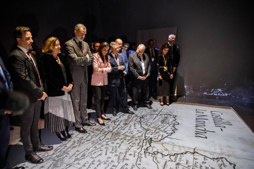 Los reyes en el estand de Castilla-La Mancha en Fitur.