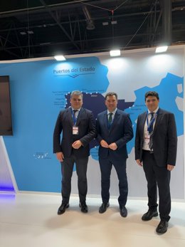 El presidente del Puerto de Huelva, Alberto Santana (en el centro), junto al director del Puerto de Huelva, Alfonso Peña (a su derecha), y el jefe del Área de Desarrollo de Negocio y Comercial, Jaime Beltrán.