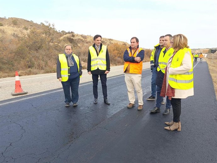 El consejero de Fomento e Infraestructuras, Jorge García Montoro, y el alcalde de Abanilla, José Antonio Blasco, visitan la obra de rehabilitación del firme en un tramo de 6,3 kilómetros