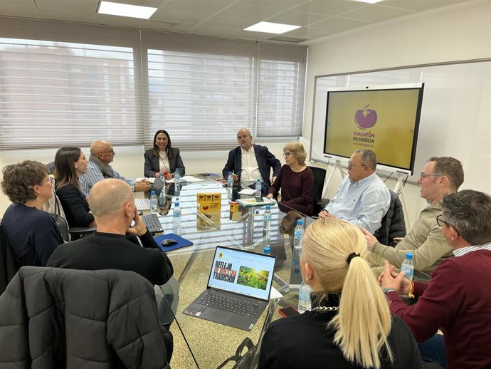 La Consejera Sara Rubira Se Reúne Con Los Nuevos Miembros Del Consejo Regulador De La DOP Pimentón De Murcia