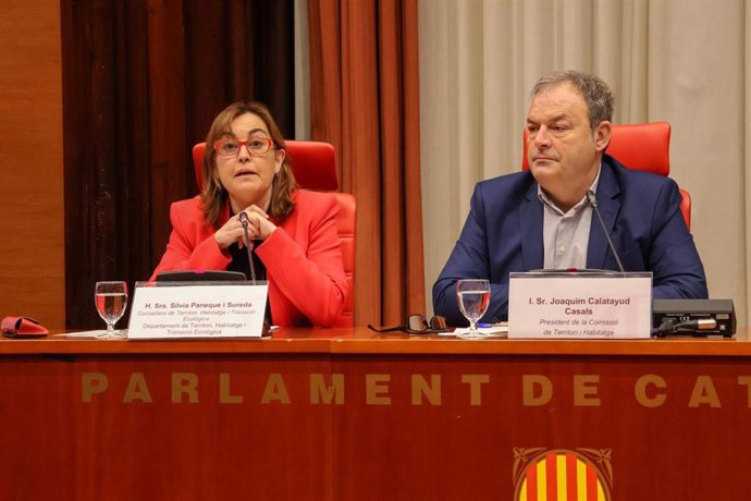 La consellera de Territorio, Vivienda y Transición Energética y portavoz de la Generalitat, Sílvia Paneque, en la comisión de Territorio y Vivienda del Parlament de Catalunya