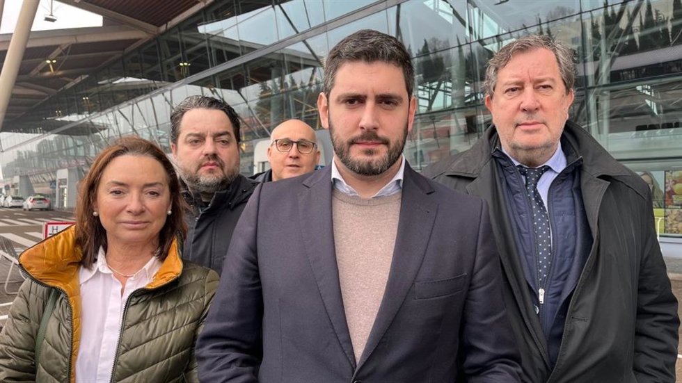 El portavoz de VOX en las Cortes de Aragón, Alejandro Nolaco, junto con otros diputados del grupo parlamentario.