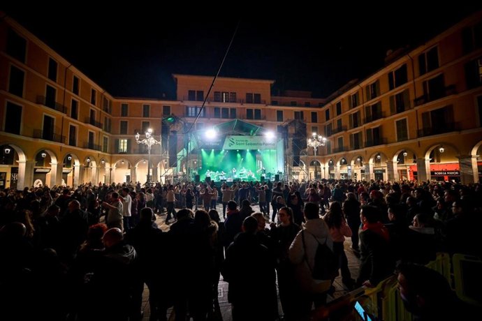 Diferentes momentos de la Revetla de Sant Sebastià en Palma.