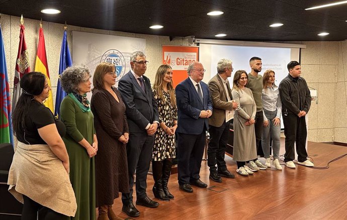 La directora general de Fundación Secretario Gitano, Sara Giménez, junto al presidente del CES, Enrique Cabero, en el medio, junto al resto de ponentes de la jornada de presentación de los datos de la situación del alumnado gitano.