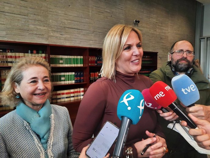 Las consejeras de Hacienda y de Educación, Elena Manzano y María Mercedes Vaquera, respectivamente, en declaraciones a los medios