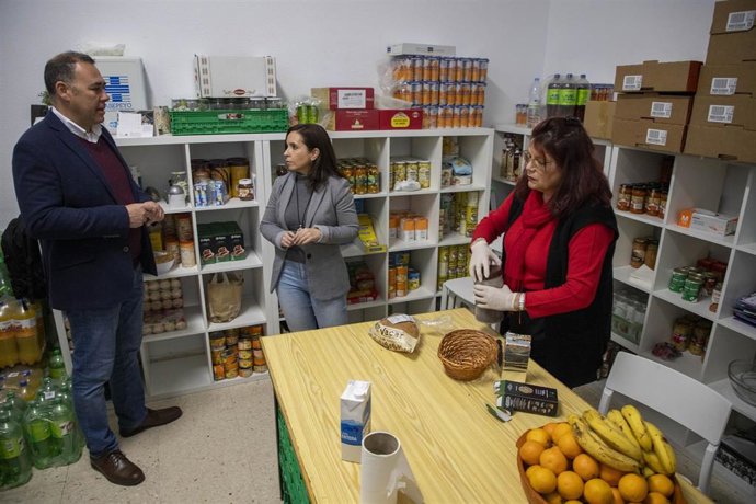 Irene Aguilera (centro), durante su visita a la sede de Proyecto Hombre en Córdoba.