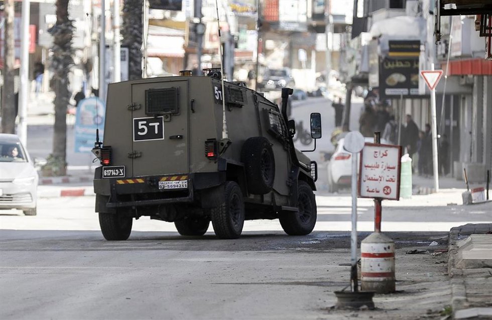 Un vehículo militar de Israel en el marco de la operación 'Muro de Hierro' en la ciudad cisjordana de Yenín y su campamento de refugiados (archivo)