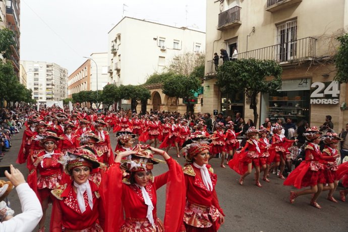 Archivo - Desfile de comparsas del Carnaval de Badajoz