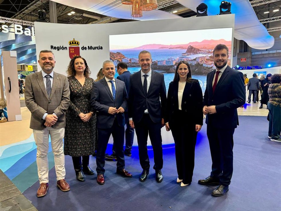 Dirigentes del PP en el estand de la Región de Murcia en Fitur