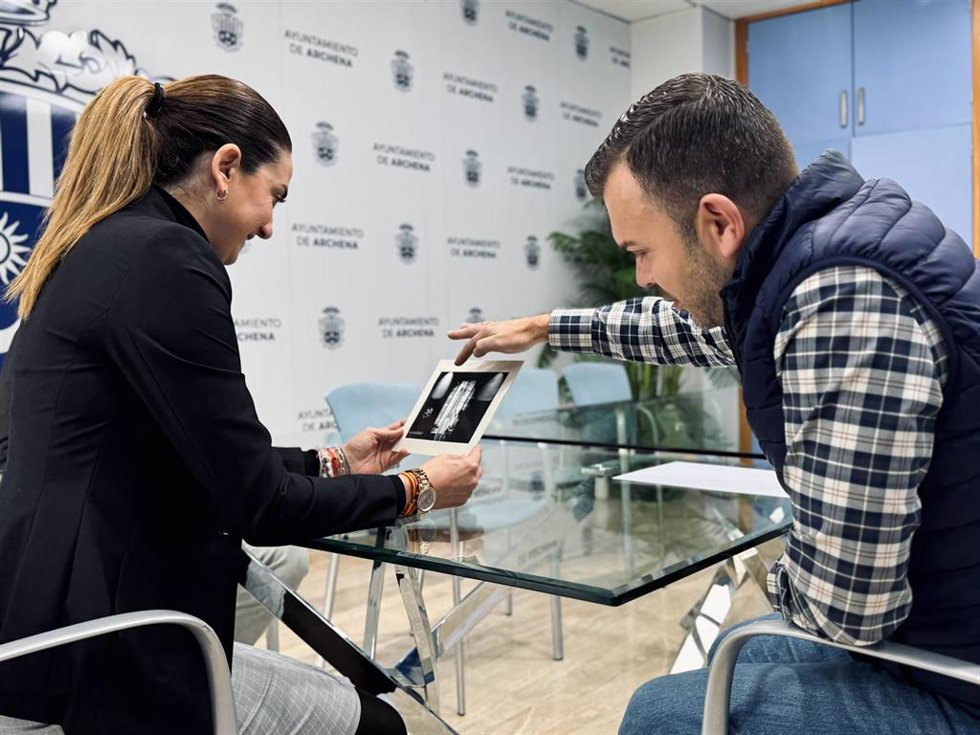 La alcaldesa de Archena, Patricia Fernández, recibe al reconocido fotógrafo archenero Miguel Ángel López