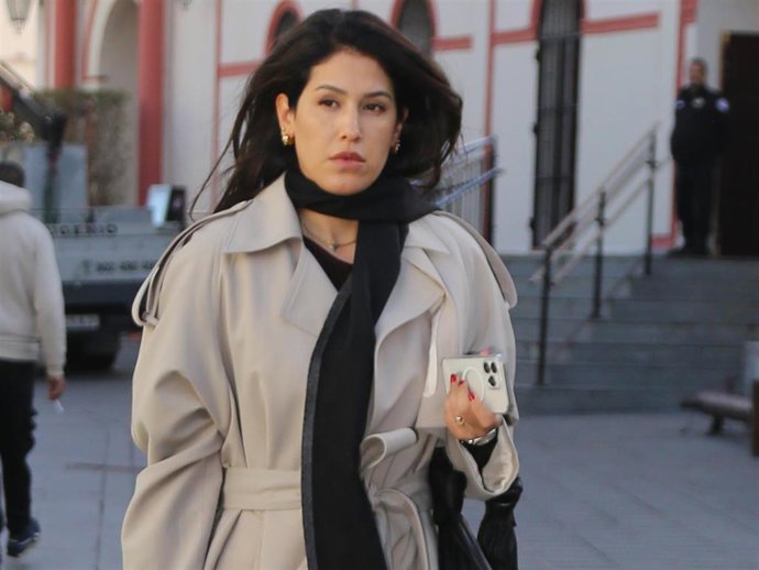 Gabriela Guillén llega a los juzgados de instrucción de Alcalá de Guadaíra para el juicio con Bertín Osborne por la paternidad del niño,