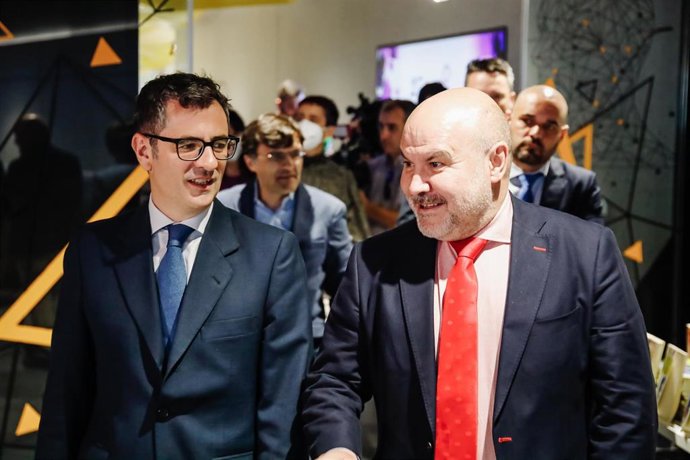 Archivo - El ministro de la Presidencia, Relaciones con las Cortes y Memoria Democrática, Félix Bolaños (i) y el presidente del CERMI, Luis Cayo Pérez Bueno (d).