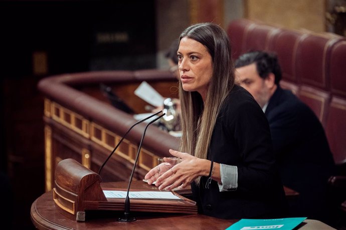 La portavoz de Junts en el Congreso, Miriam Nogueras, interviene durante una sesión plenaria extraordinaria, en el Congreso de los Diputados, a 22 de enero de 2025, en Madrid (España)