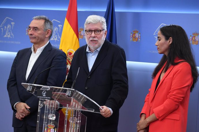 Archivo - (I-D) El portavoz parlamentario de IU, Enrique Santiago; el diputado de Sumar Agustín Santos y la diputada de Sumar, Tesh Sidi, durante una rueda de prensa en el Congreso de los Diputados, a 30 de noviembre de 2023, en Madrid (España).