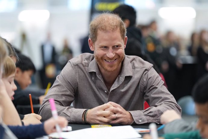 Archivo - November 18, 2024, Vancouver, Bc, CANADA: Prince Harry, the Duke of Sussex, talks with students from Shaughnessy Elementary School during an event to launch the Invictus Games school program, in Vancouver, on Monday, November 18, 2024. Invictus 