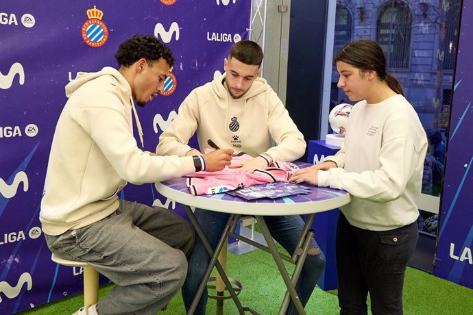 Joan García y Omar El Hilali con una aficionada