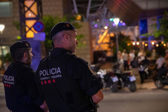 Archivo - Mossos d'Esquadra participan en el dispositivo especial de seguridad de la noche de San Juan, a 24 de junio de 2023, en Barcelona, Catalunya (España). La ciudad de Barcelona conmemora la noche de Sant Joan, la más corta del año, principalmente e