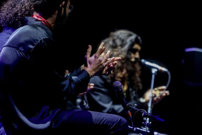 Archivo - El cantaor Israel Fernández durante su actuación en las Noches del Botánico, a 19 de junio de 2024, en Madrid (España).