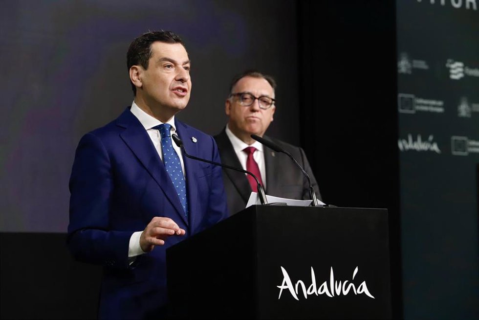 El presidente de la Junta de Andalucía, Juanma Moreno durante el acto de inauguración del pabellón de Andalucía en FITUR 2025. 