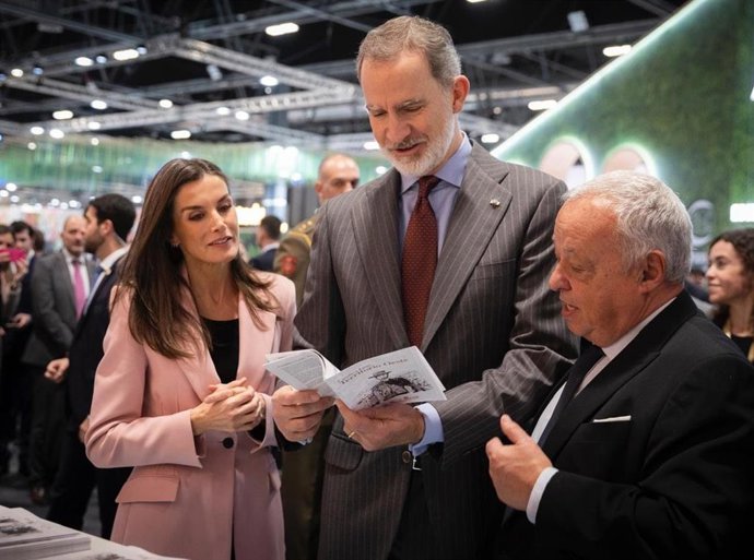 Los Reyes Felipe VI y Letizia, junto al consejero de Cultura, Turismo y Deporte, Gonzalo Santonja, en el expositor de Castilla y León en FITUR