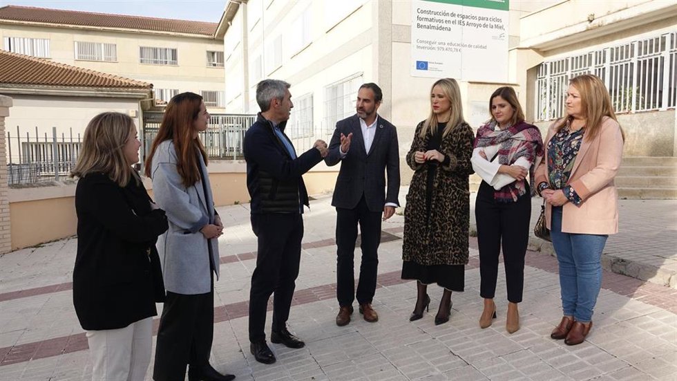 El secretario general del PSOE malagueño, Dani Pérez; el secretario general de la formación en la localidad de Benalmádena, Víctor Navas; y la secretaria de Educación provincial, Patricia Alba