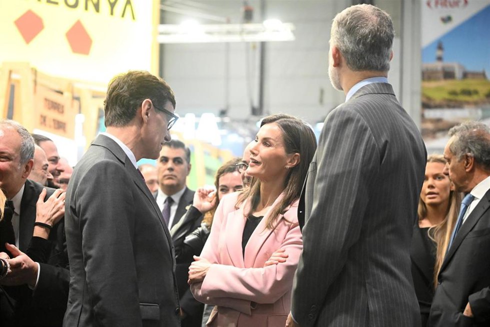 El presidente de la Generalitat de Cataluña, Salvador Illa, la Reina Letizia y el Rey Felipe durante la inauguración de la 45 edición de la Feria Internacional de Turismo, Fitur 2025, en IFEMA Madrid, a 22 de enero de 2025, en Madrid (España). 