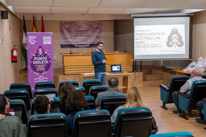 Formación del personal de sala del Gran Teatro Falla de Cádiz para el Punto Violeta que se instalará durante el COAC 2025.