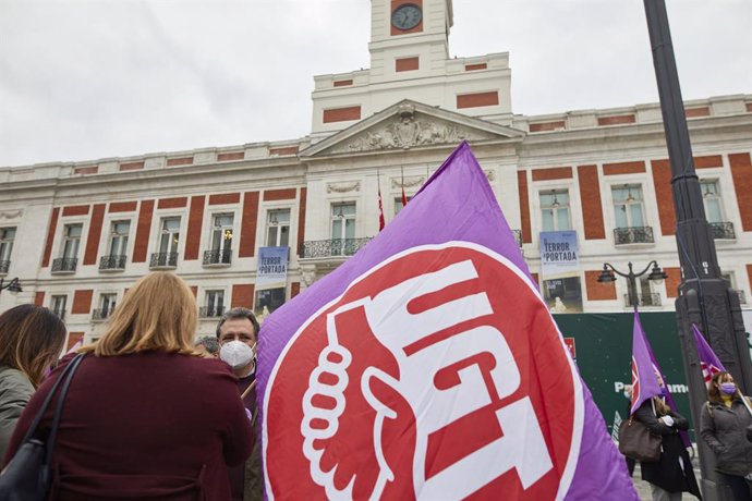 Archivo - Varios asistentes sostienen pancartas en una manifestación convocada por los sindicatos CCOO y UGT en la Puerta del Sol contra la violencia de género con motivo del 25-N, Día Internacional para la eliminación de la violencia contra las mujeres, 