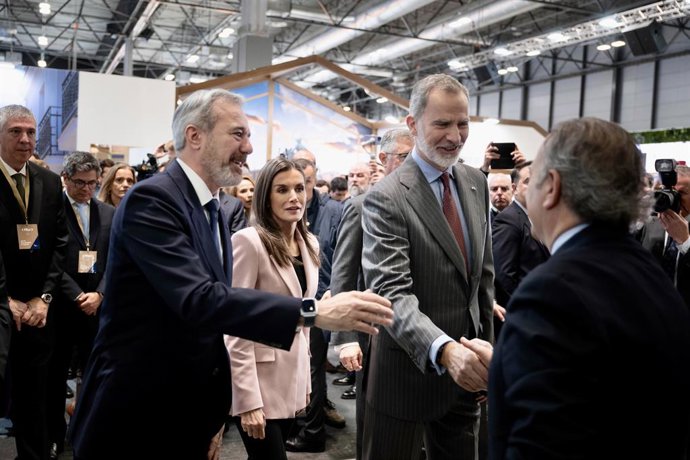 El presidente del Gobierno de Aragón, Jorge Azcón, junto a Sus Majestades los Reyes, Felipe y Letizia.